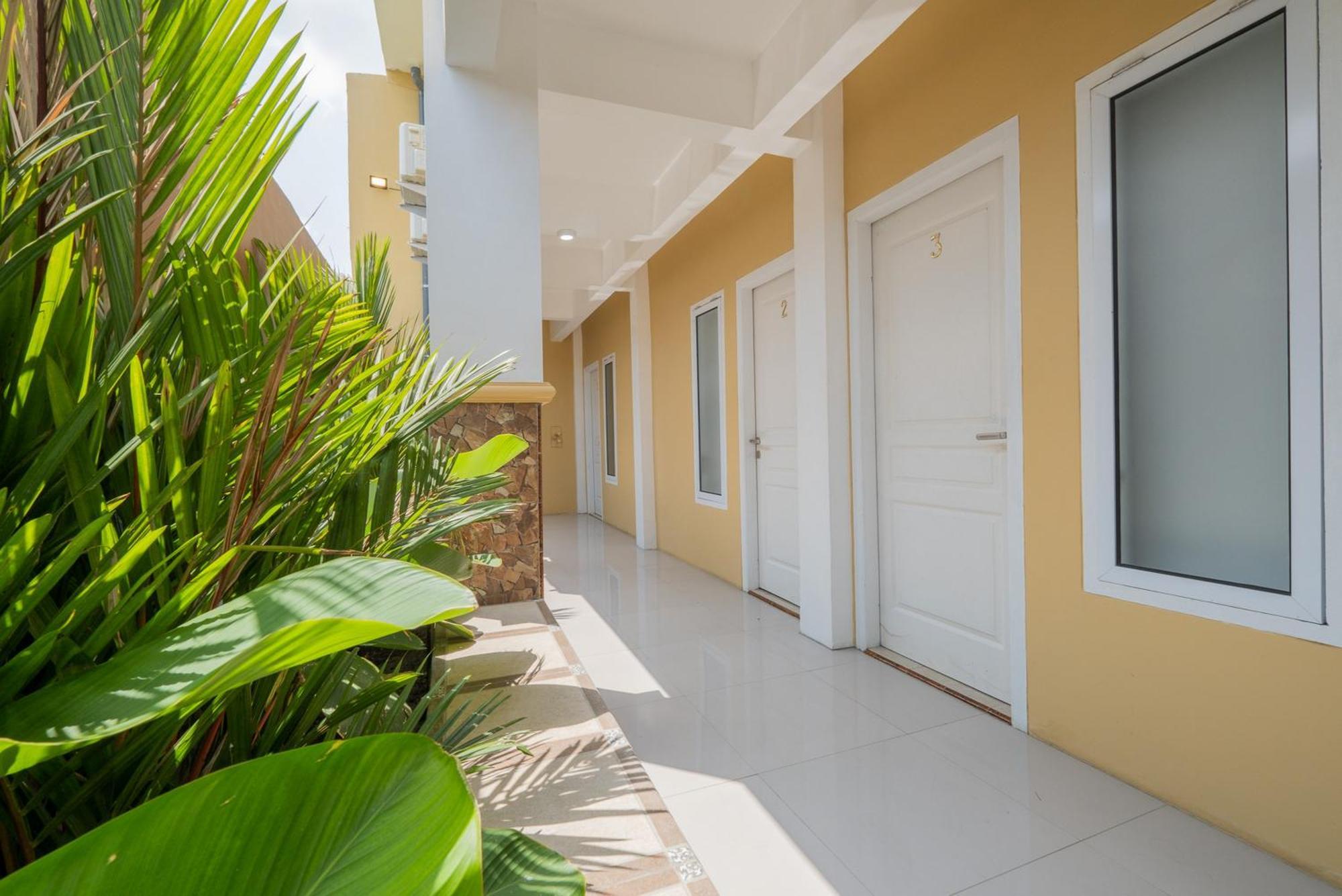 ホテル Reddoorz Syariah Near Rsud Dr Iskak Tulungagung Kedungwaru エクステリア 写真