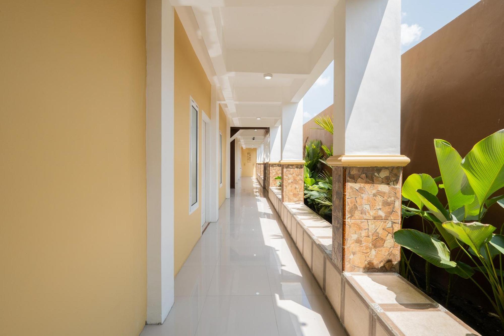 ホテル Reddoorz Syariah Near Rsud Dr Iskak Tulungagung Kedungwaru エクステリア 写真