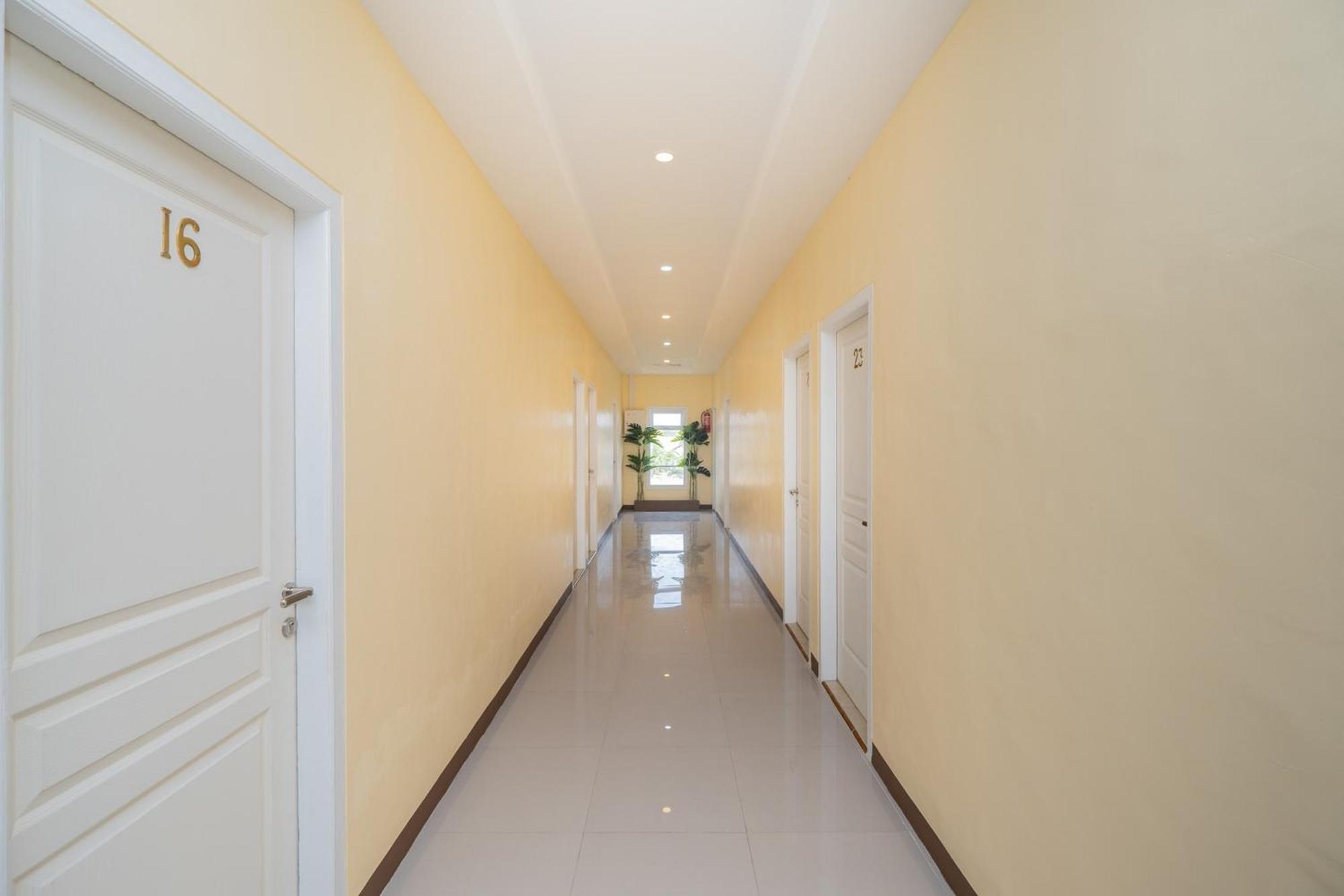 ホテル Reddoorz Syariah Near Rsud Dr Iskak Tulungagung Kedungwaru エクステリア 写真