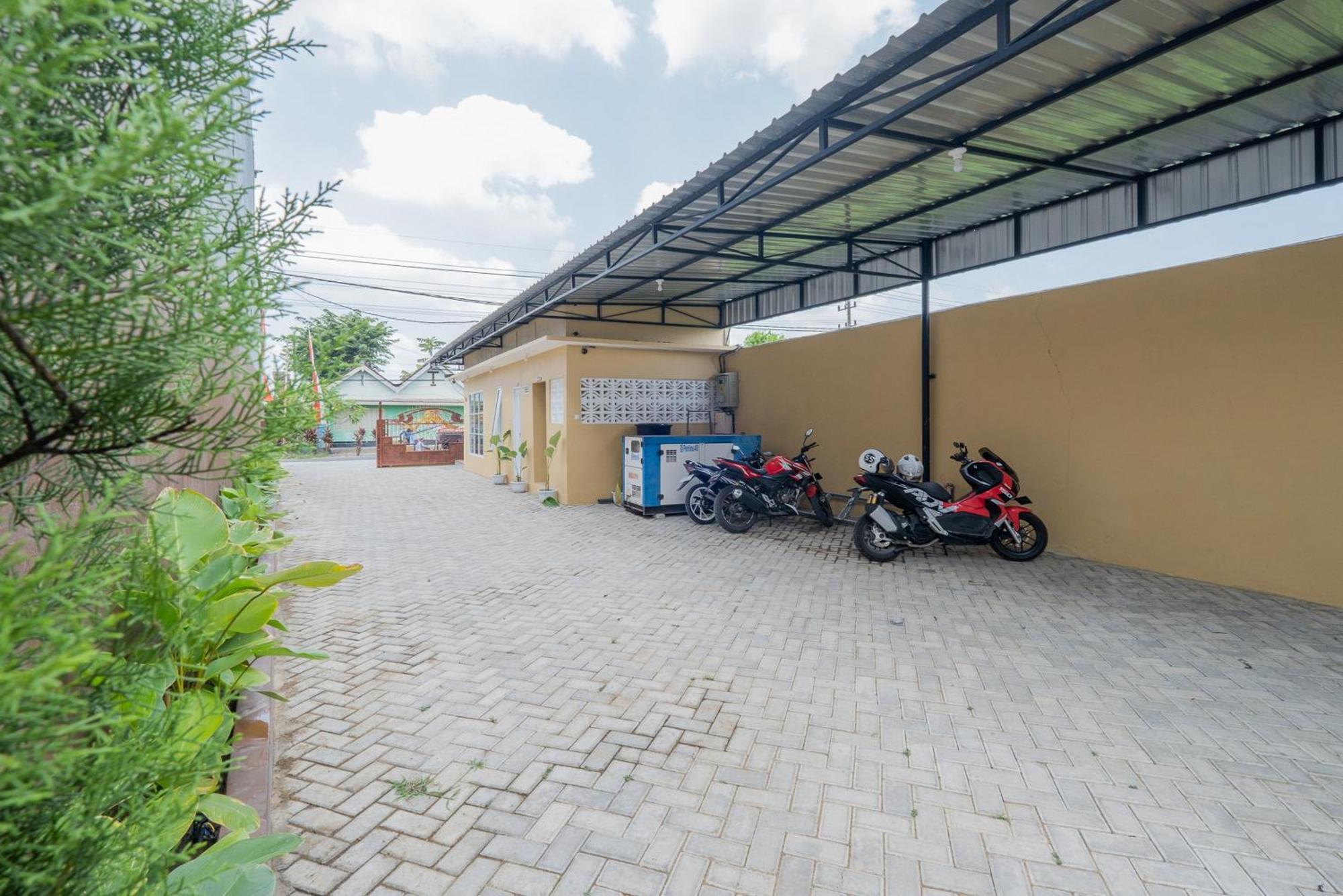 ホテル Reddoorz Syariah Near Rsud Dr Iskak Tulungagung Kedungwaru エクステリア 写真