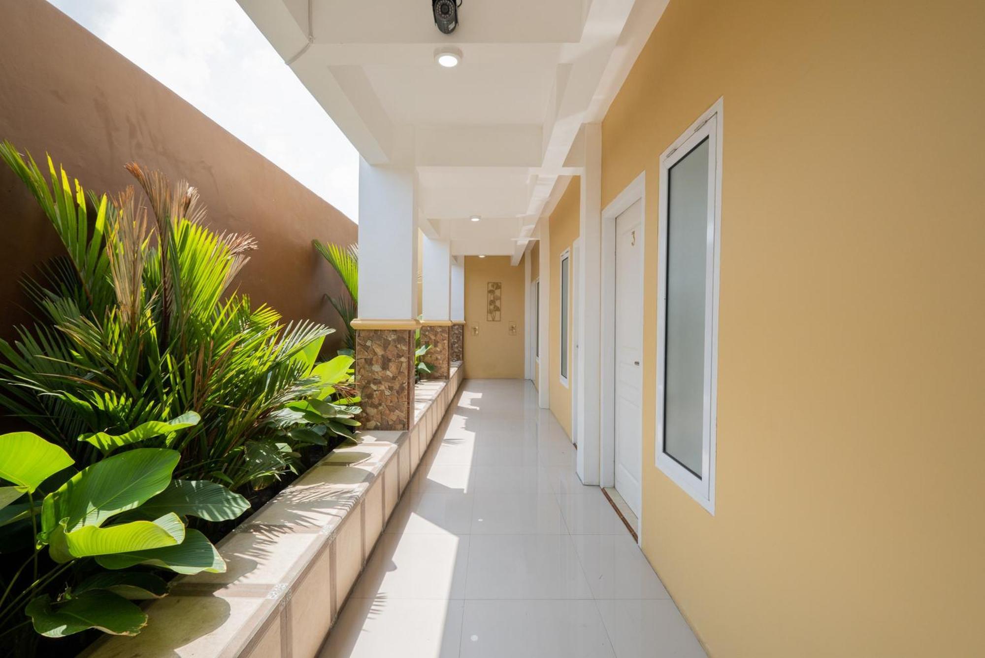 ホテル Reddoorz Syariah Near Rsud Dr Iskak Tulungagung Kedungwaru エクステリア 写真