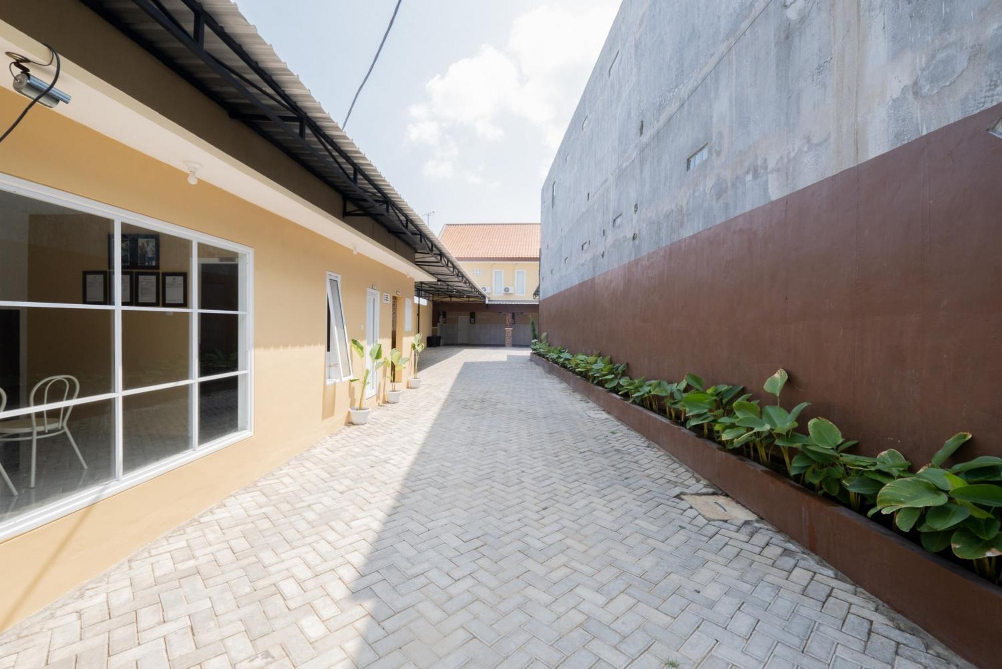 ホテル Reddoorz Syariah Near Rsud Dr Iskak Tulungagung Kedungwaru エクステリア 写真