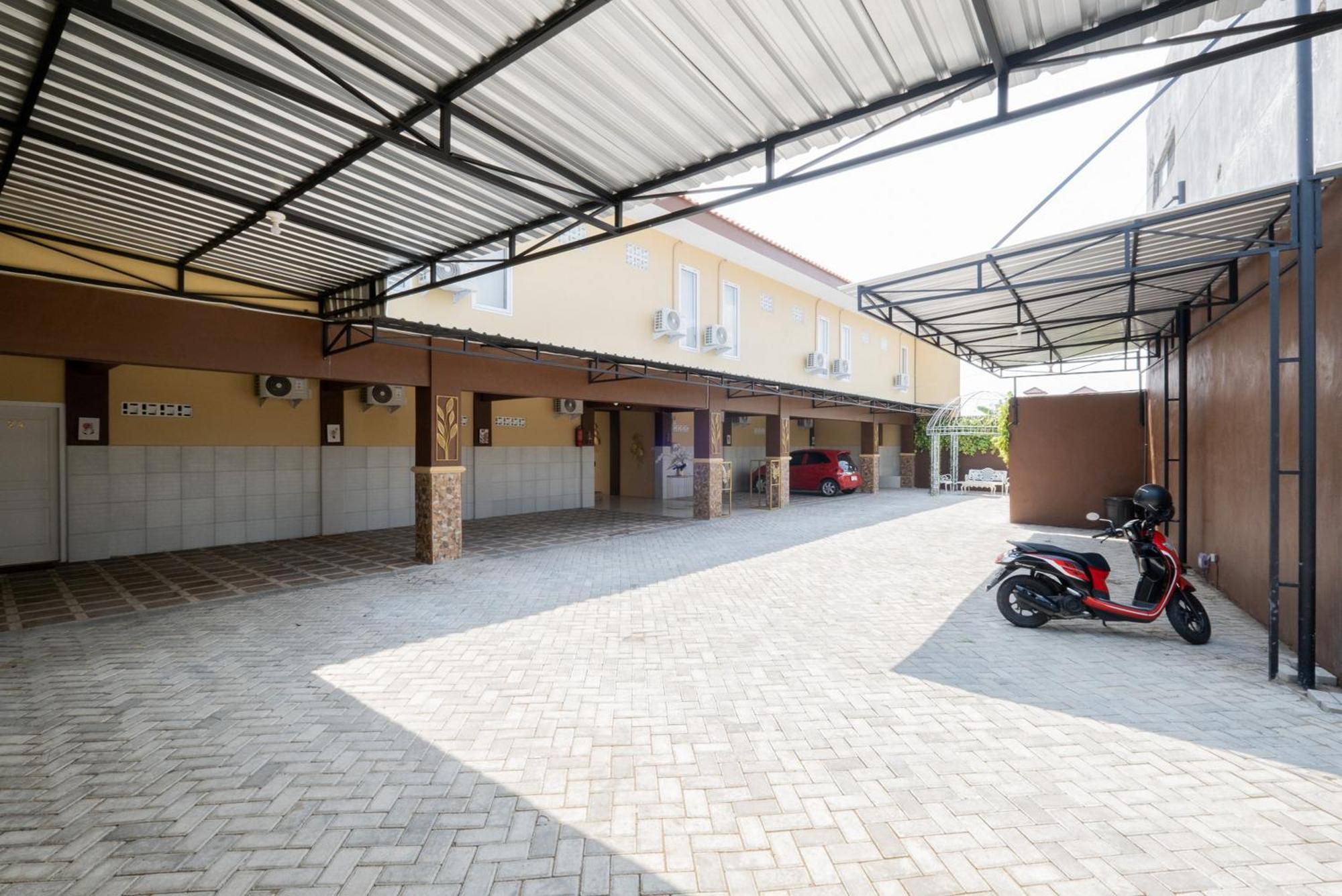 ホテル Reddoorz Syariah Near Rsud Dr Iskak Tulungagung Kedungwaru エクステリア 写真