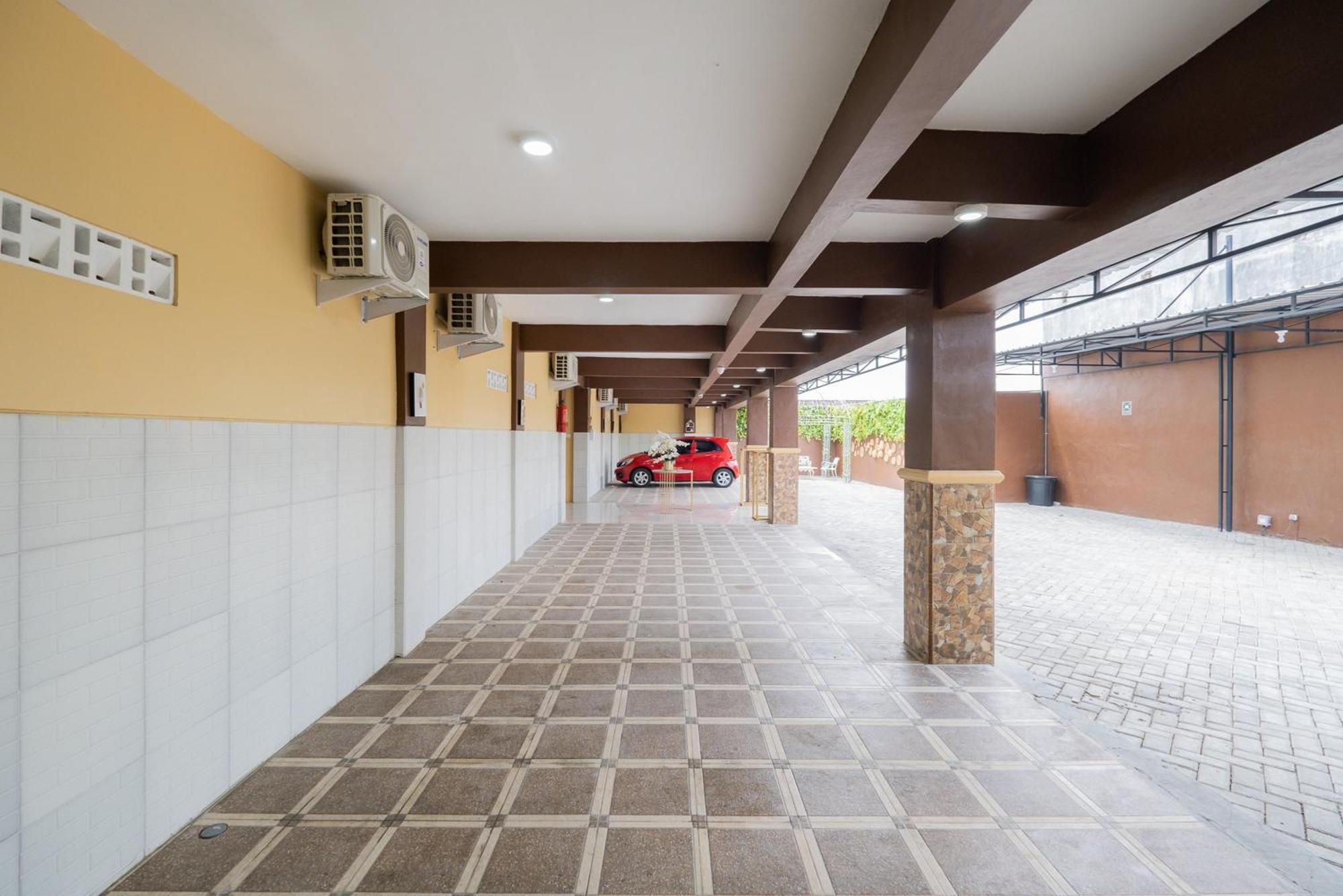 ホテル Reddoorz Syariah Near Rsud Dr Iskak Tulungagung Kedungwaru エクステリア 写真
