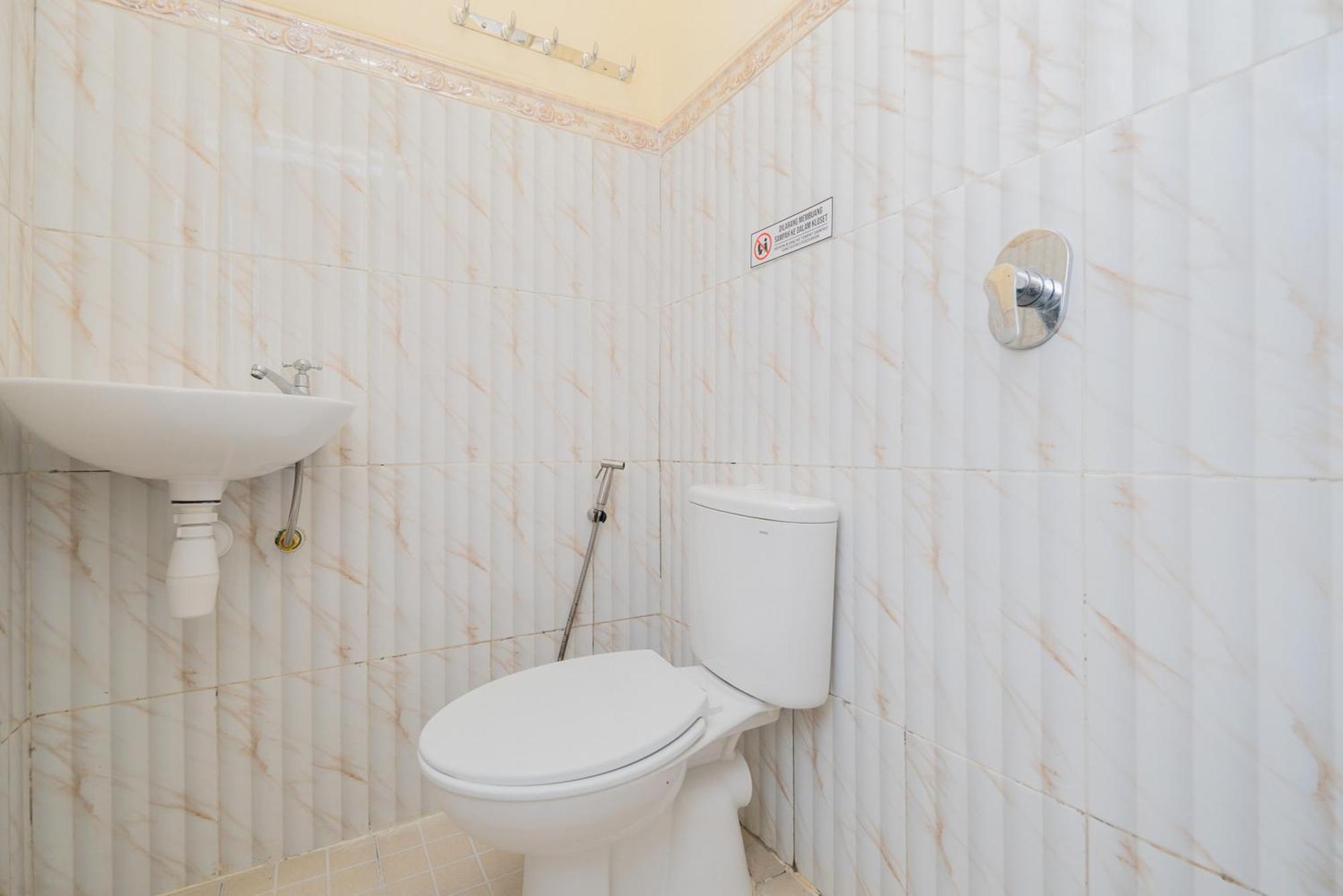 ホテル Reddoorz Syariah Near Rsud Dr Iskak Tulungagung Kedungwaru エクステリア 写真